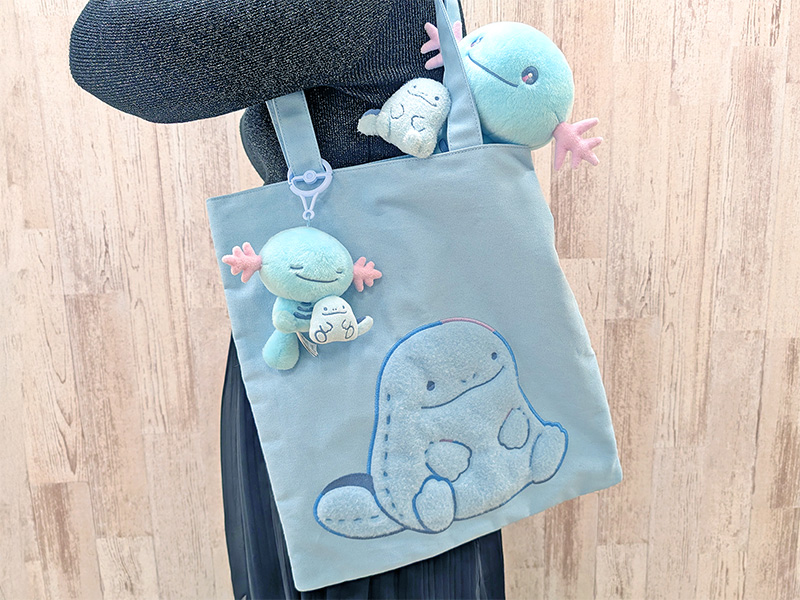 トレーナーからもらったぬいぐるみと遊ぶポケモンたちのグッズ「Little