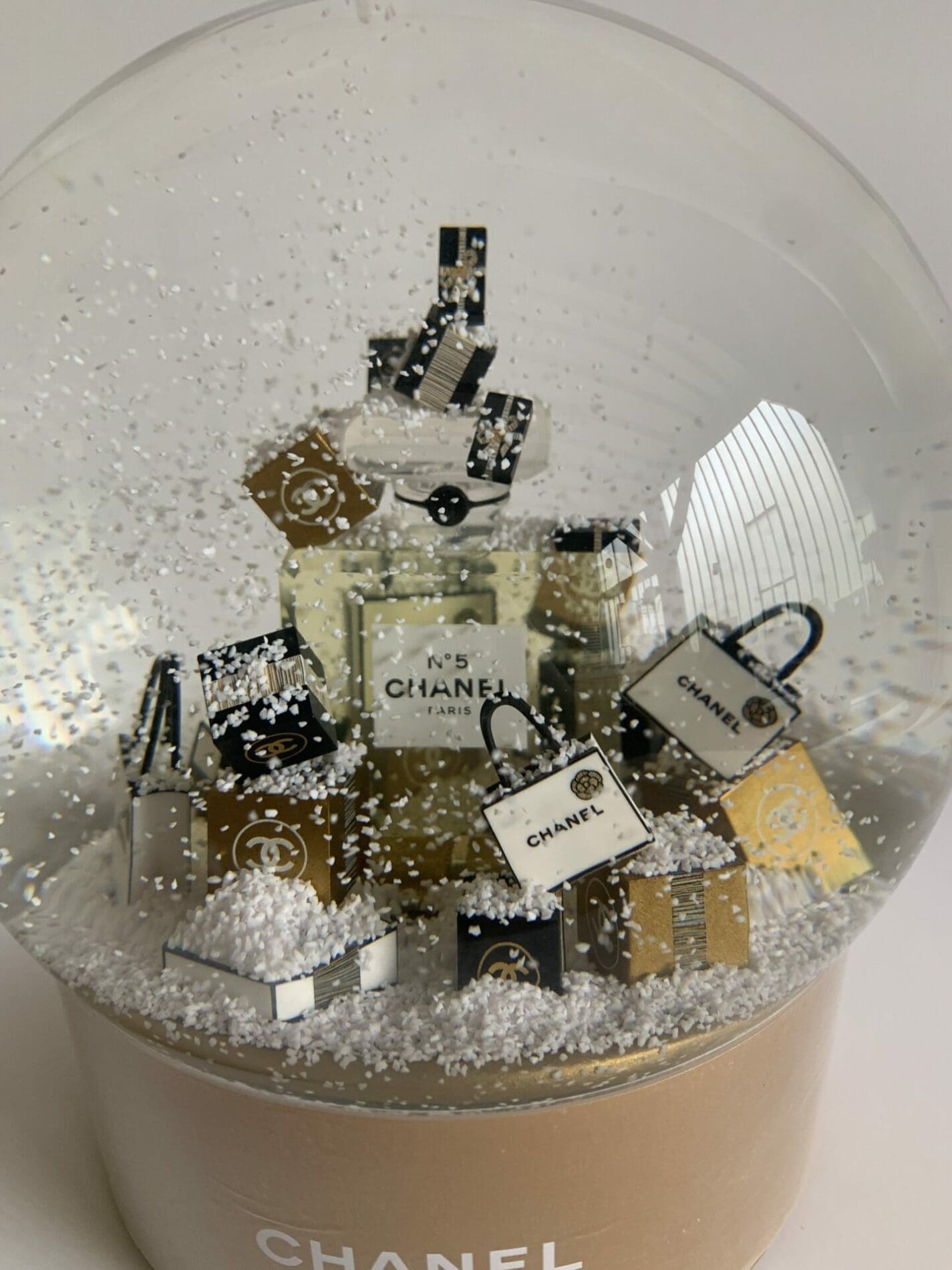 シャネル」電動スノードーム | The AuctionLab