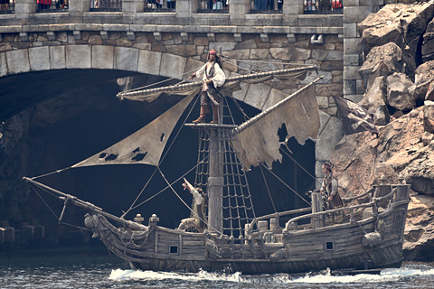 ヨーホー!!」東京ディズニーシーに2018年も海賊たちが寄港中