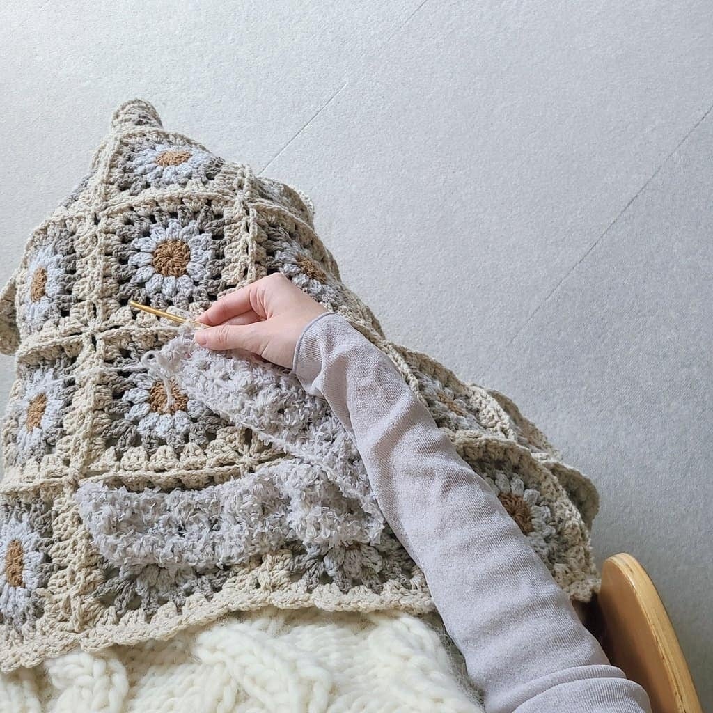 sawada itto×Jul Knittingコラボ・モチーフ編みのブランケット | ［hus