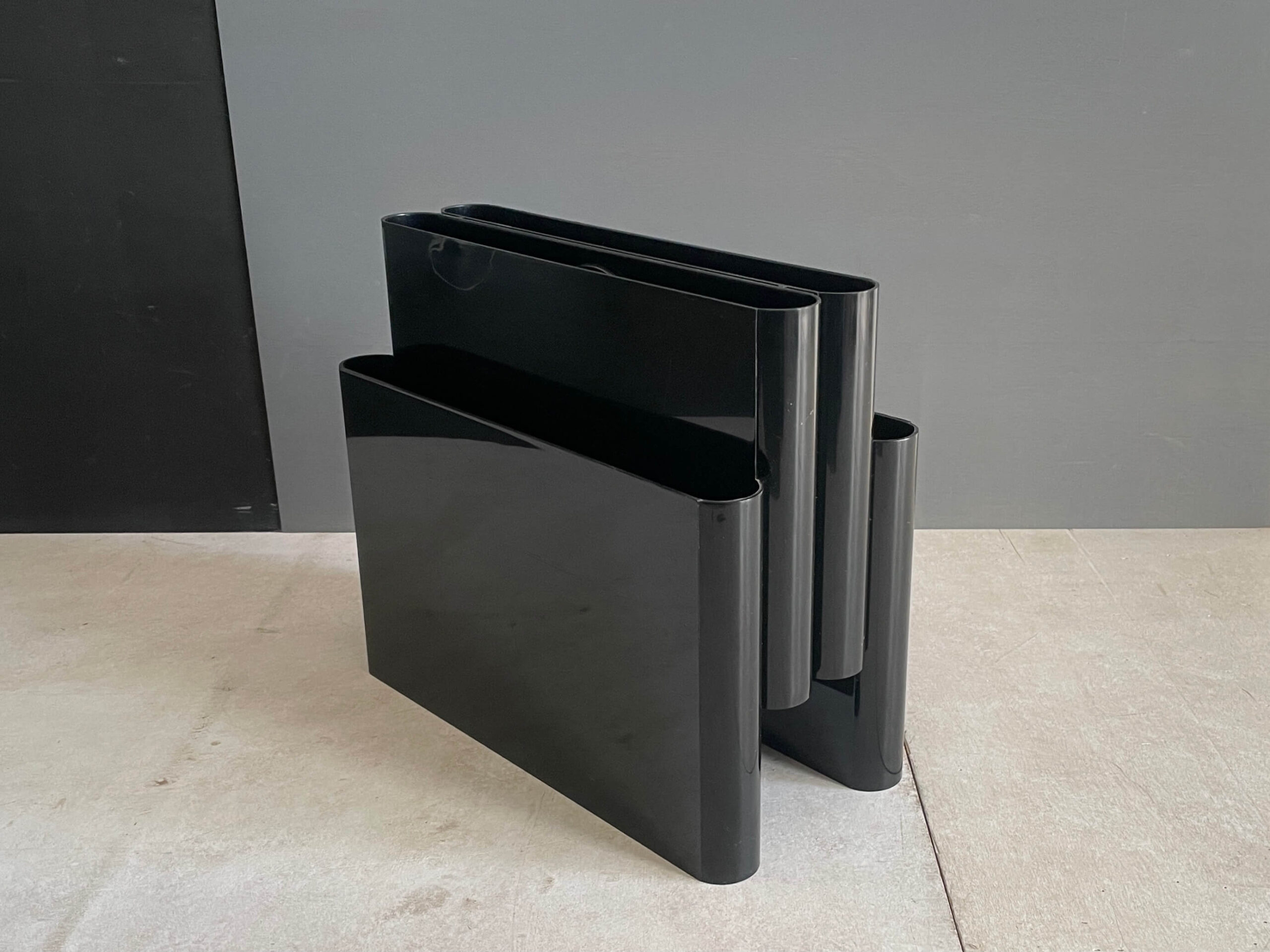 No.10529「Kartell 4ポケット式マガジンラック：Giotto Stoppino