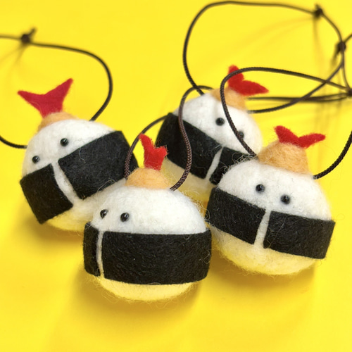 天むすのストラップ】 羊毛フェルト キーホルダー チャーム 傘マーカー