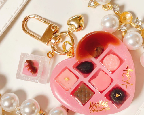 ぐで猫 蓄光 じゃれ猫 蓄光 ハンドメイド レジン猫チャーム ミニチュア