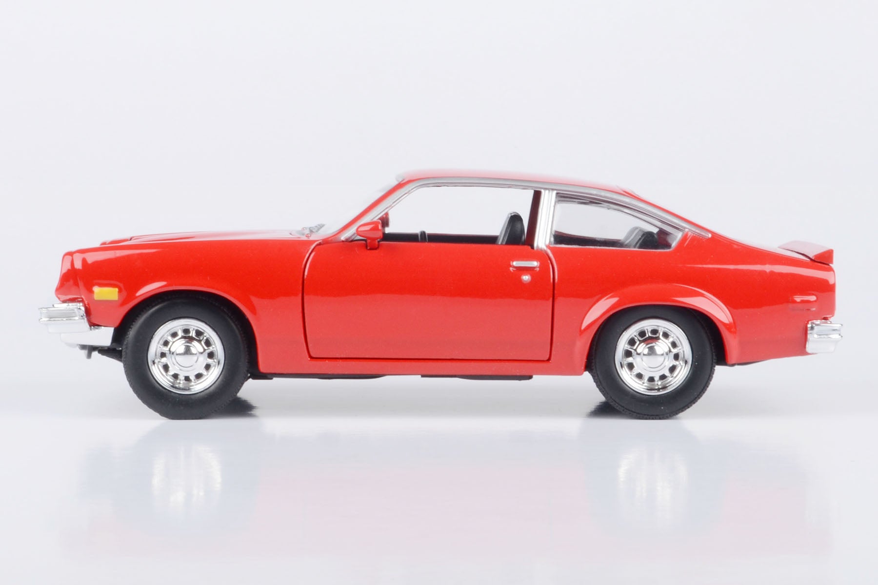 MOTORMAX 1974 CHEVROLET VEGA 1:24 SCALE DIECAST MODEL FORGOTTEN