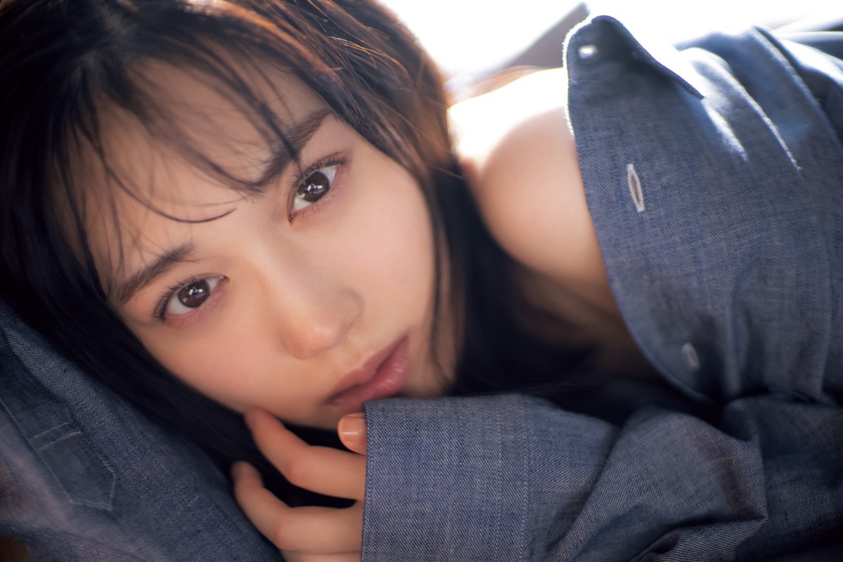 乃木坂46山下美月、“彼シャツ”姿で素肌のぞかせ肩チラ披露 『TRIANGLE