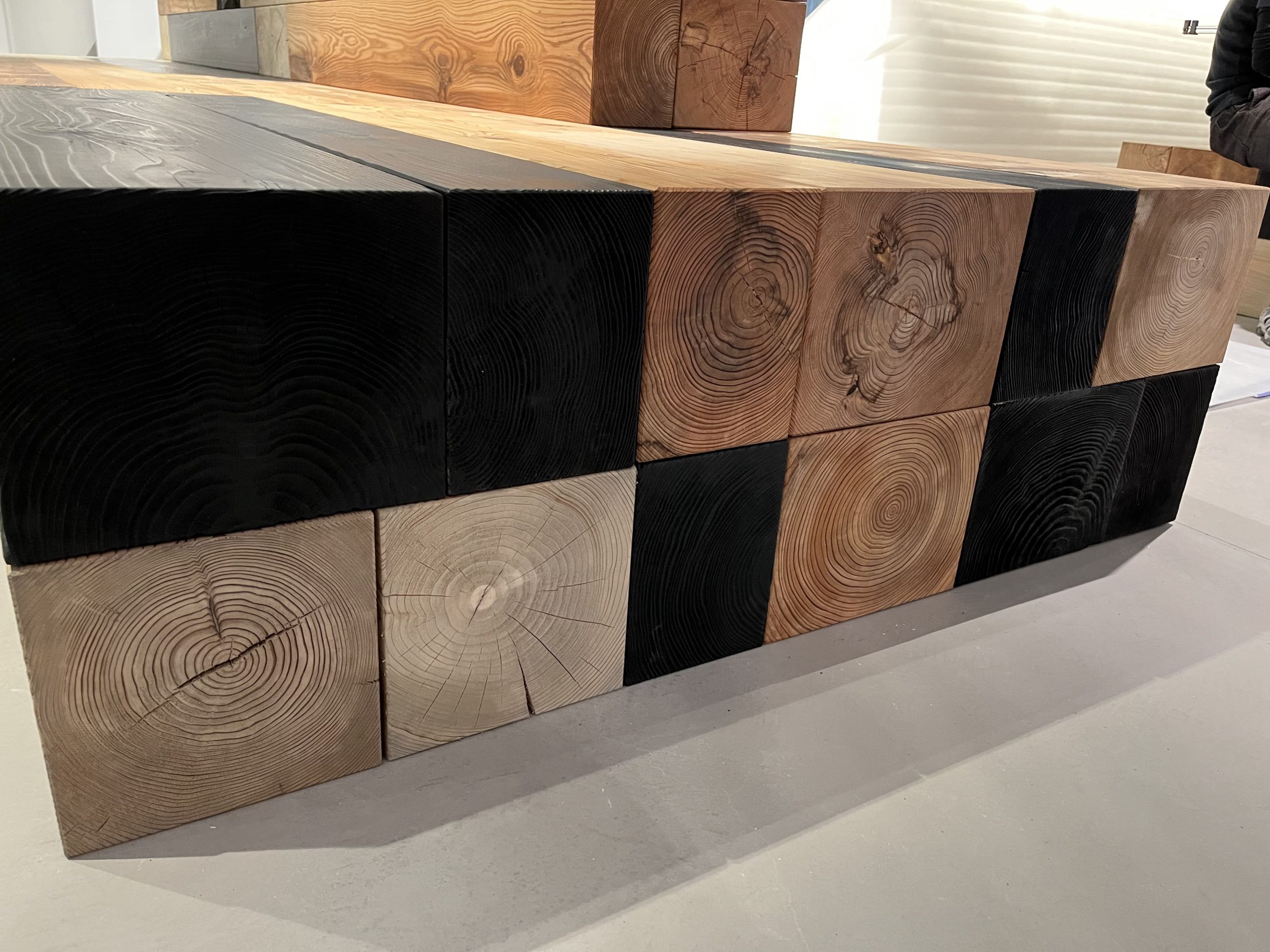 150本のスギ角材を積み上げた巨大木製ベンチ - eTREE