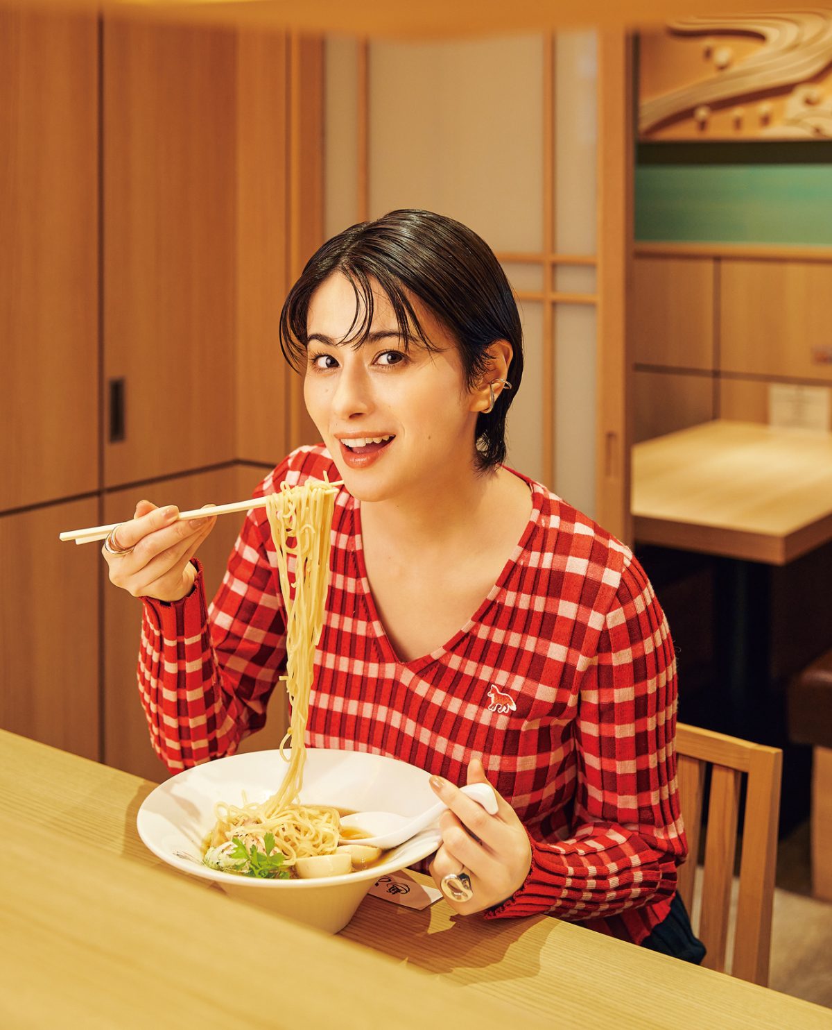 ホラン千秋、新店「麺 銀座おのでら本店」でラーメン欲を満たす | GOETHE