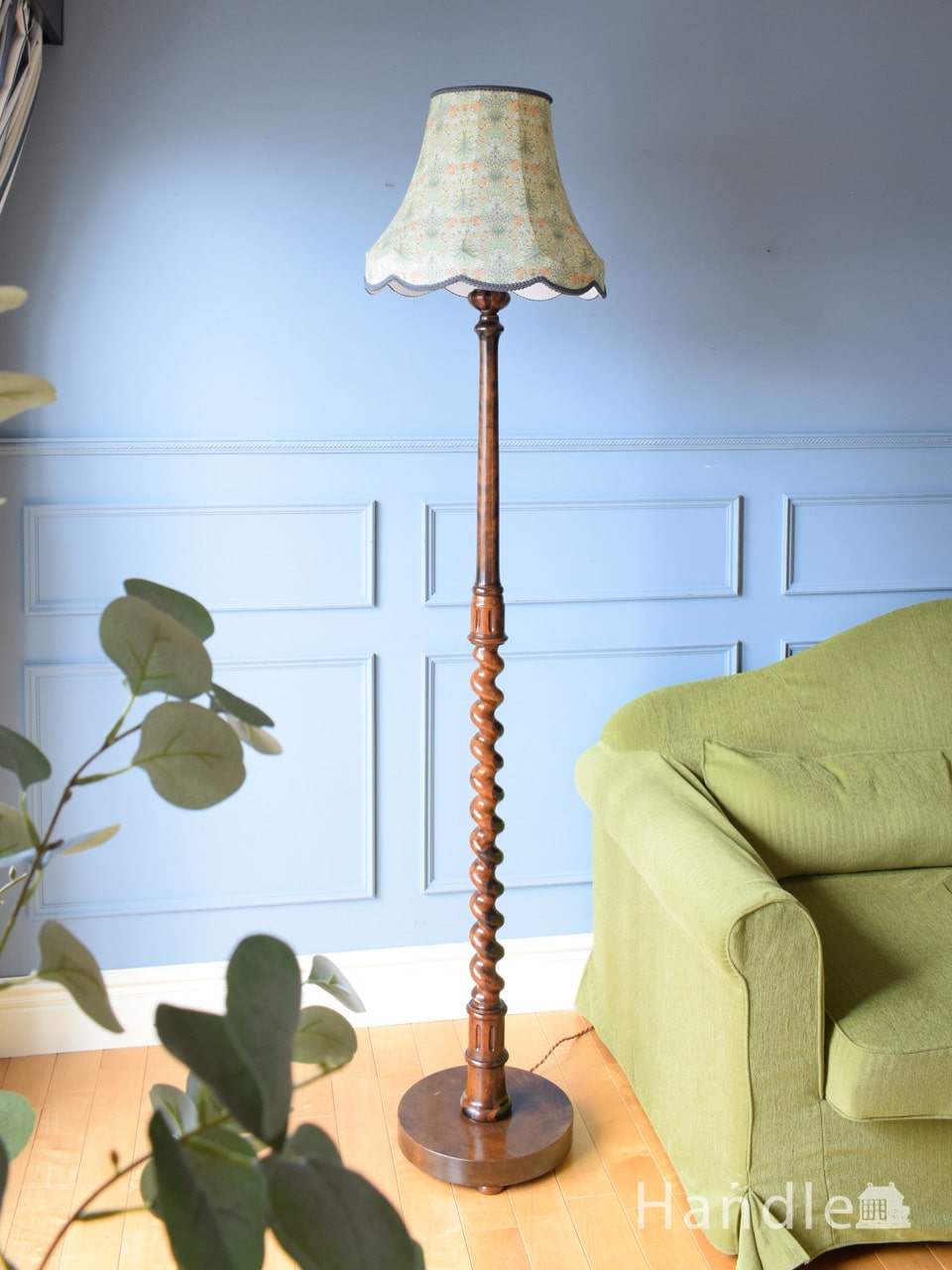 英国で見つけたアンティークのフロアスタンド、ツイストの支柱が