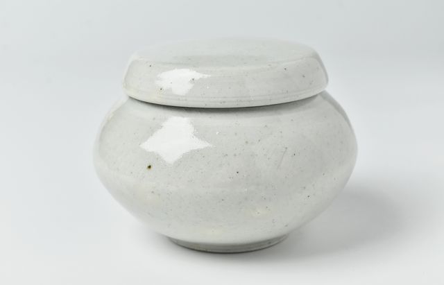 日高伸治 4 青白磁蓋付薬壺 大 ｜ 暮らしのうつわ花田 和食器 通販