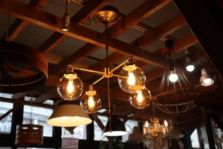unico(ウニコ)のMOON CROSS LAMPです。 真鍮のような濃淡のある