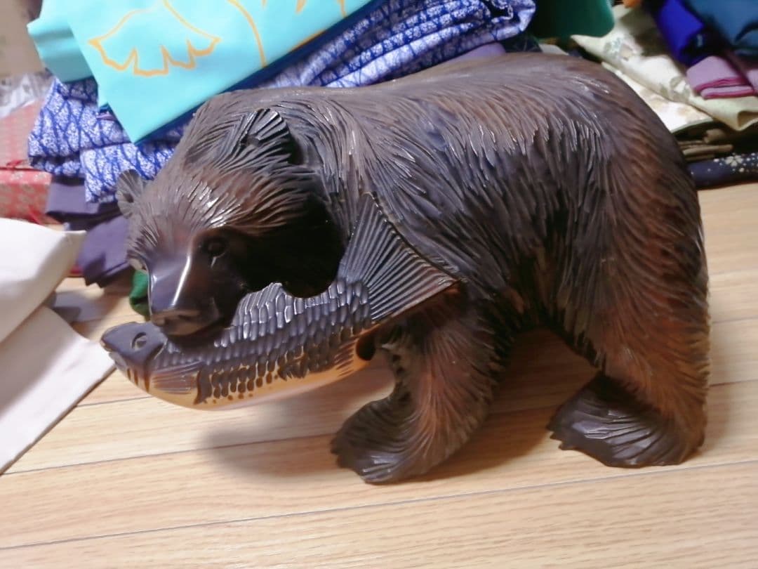 木彫り 熊 LINA BEAR 北海道のリサイクルショップで安価に流通する木彫り熊の文化