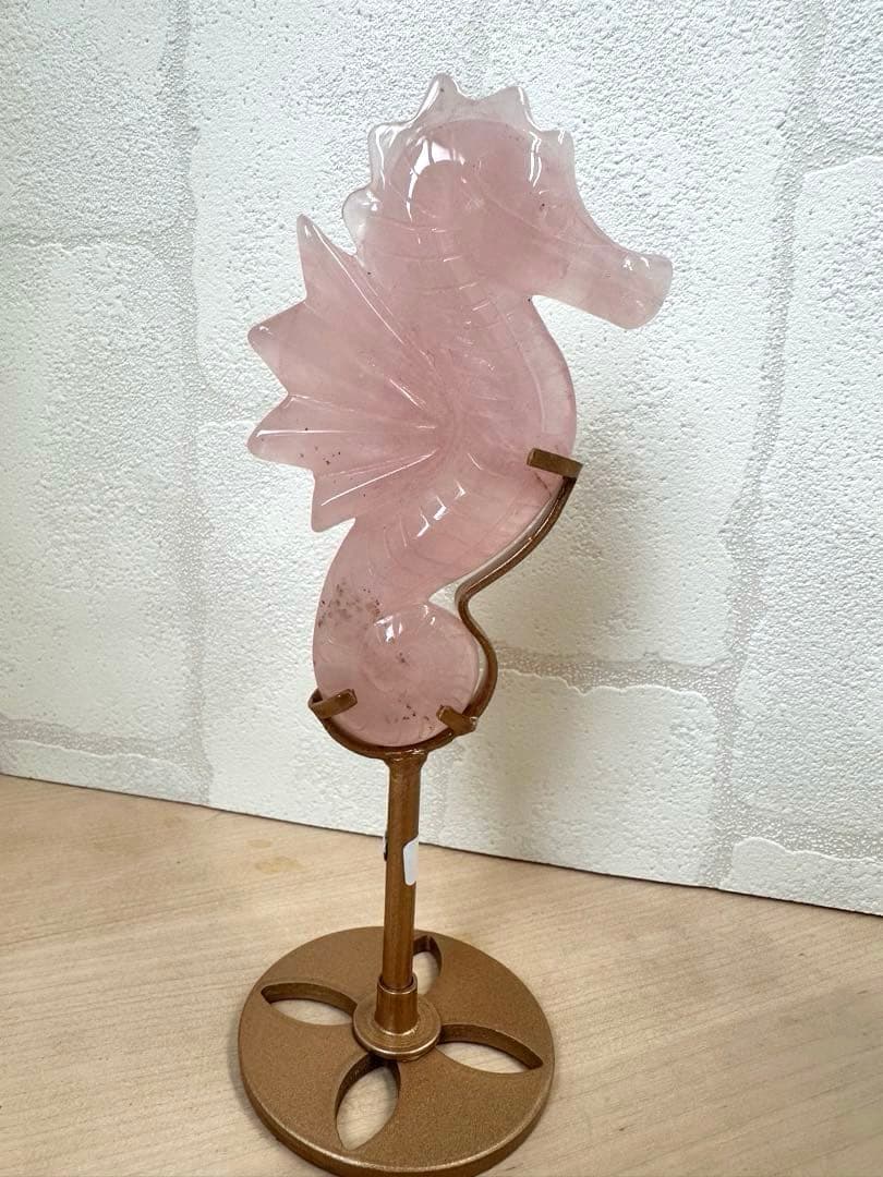 ローズクォーツ　タツノオトシゴ　スタンド付き　① ヤマトナデシコ『愛』 ローズクォーツ(紅水晶) - 8mm玉、サイズ15