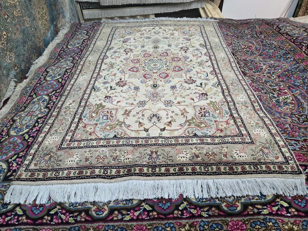ペルシャ絨毯100%手織り素材シルクとウールタブリーズ産 約160x100cm 154×100cm 手織り ペルシャ絨毯 タブリーズ産 50RAJ - Decorworks