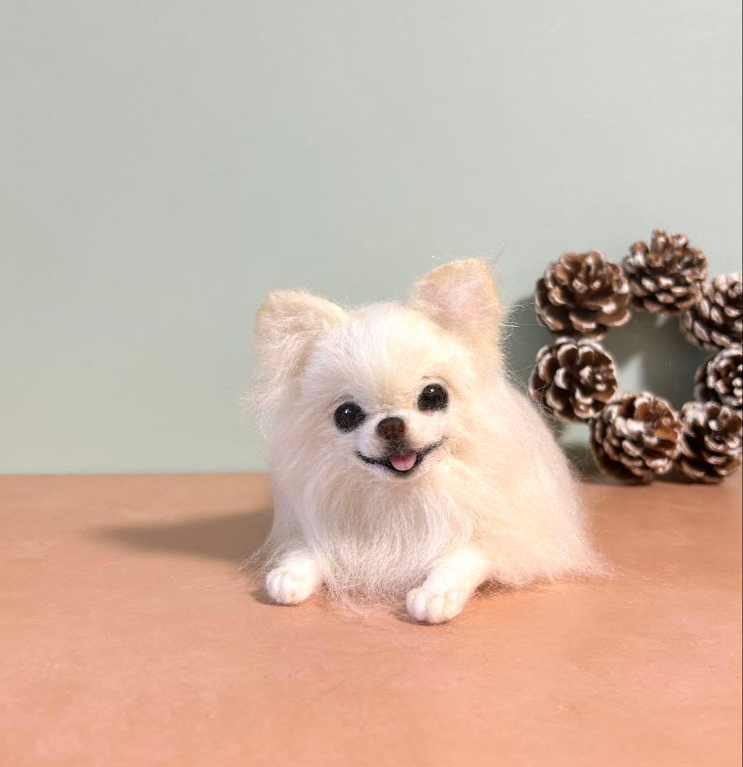 羊毛フェルト　にこにこチワワちゃホワイト ロングコートチワワ（クリーム）の羊毛フェルト 犬 羊毛フェルト chai