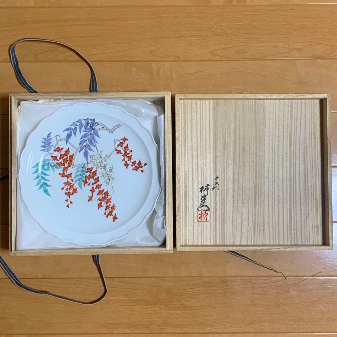 美品 人間国宝 十四代 酒井田柿右衛門 錦 藤花文額皿 木箱 人間国宝 十四代 酒井田柿右衛門 『濁手草花文角瓶』 共箱 - 瀧屋美術